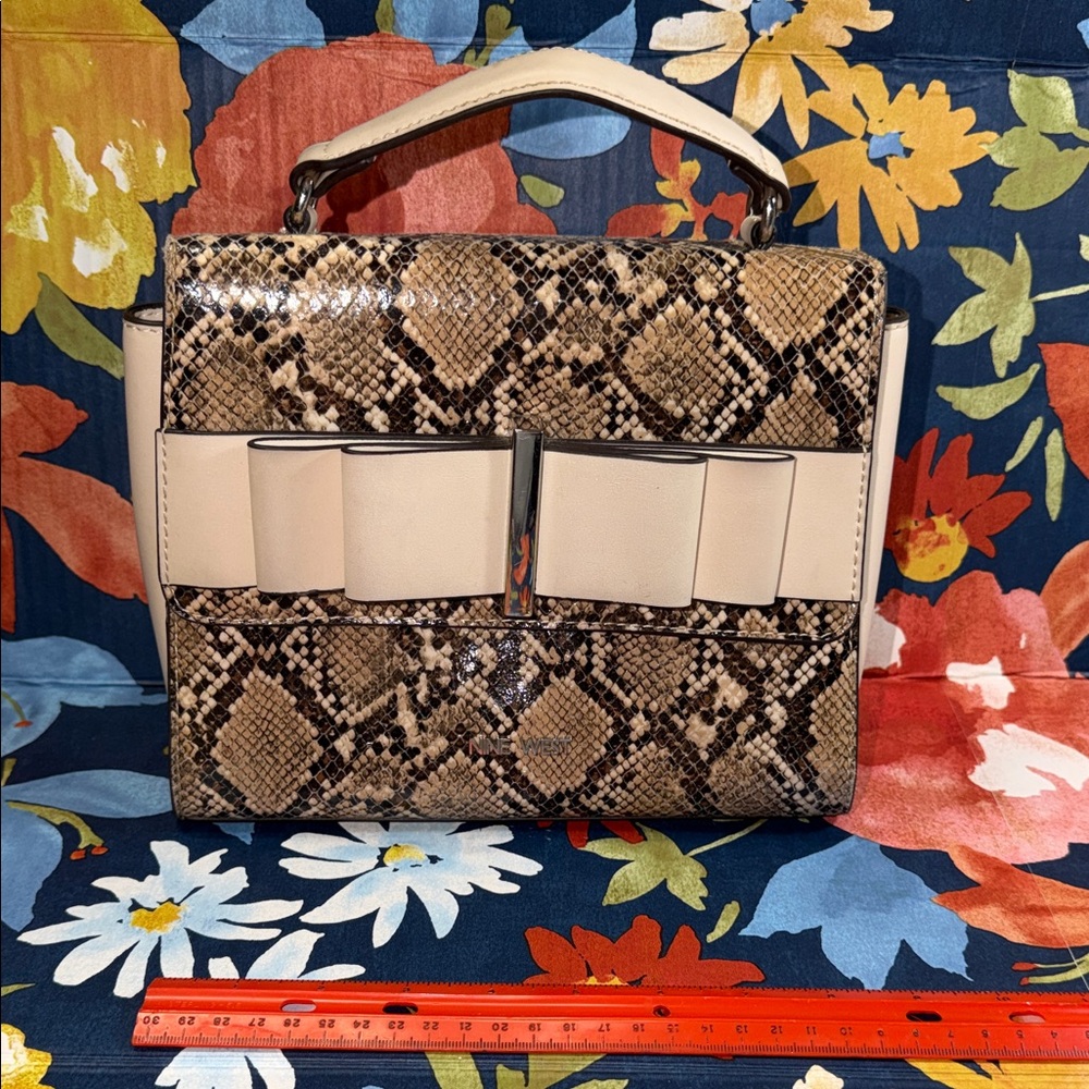 Elegant Snakeskin Patterned Handbag with Cream Accents Bow